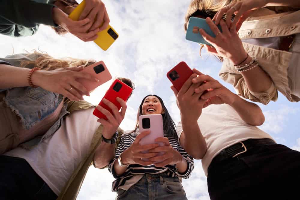 Gen Z นิสัยติดสมาร์ตโฟน และชอบใช้เวลาอยู่กับเพื่อน ๆ